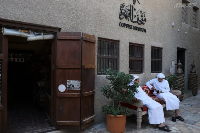 舊城區處處可見衣著傳統服飾的在地人。（攝影／溫士凱）