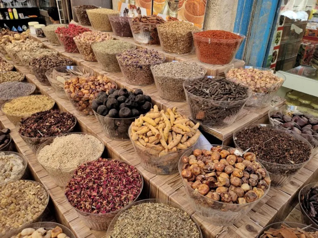 香料是當地重要的飲食和醫療文化。（攝影／溫士凱）