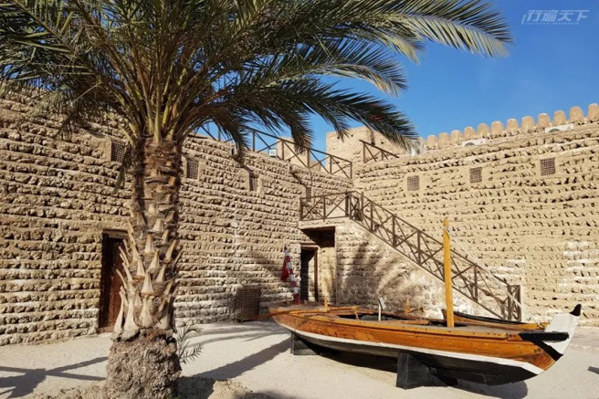 這是早年杜拜建村造鎮保衛用的第一道牆遺址。（攝影／溫士凱）