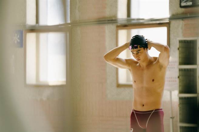 林敬倫飾演一位罹患「早發性阿茲海默症」的游泳選手。（華納音樂提供）