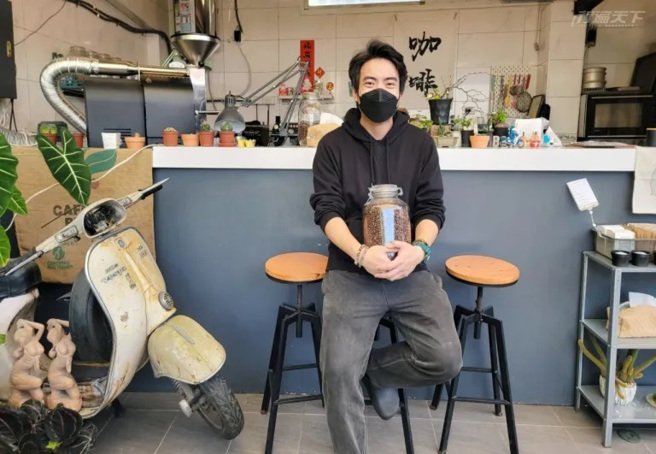 對咖啡充滿熱情的波波老闆。（圖／行遍天下提供）