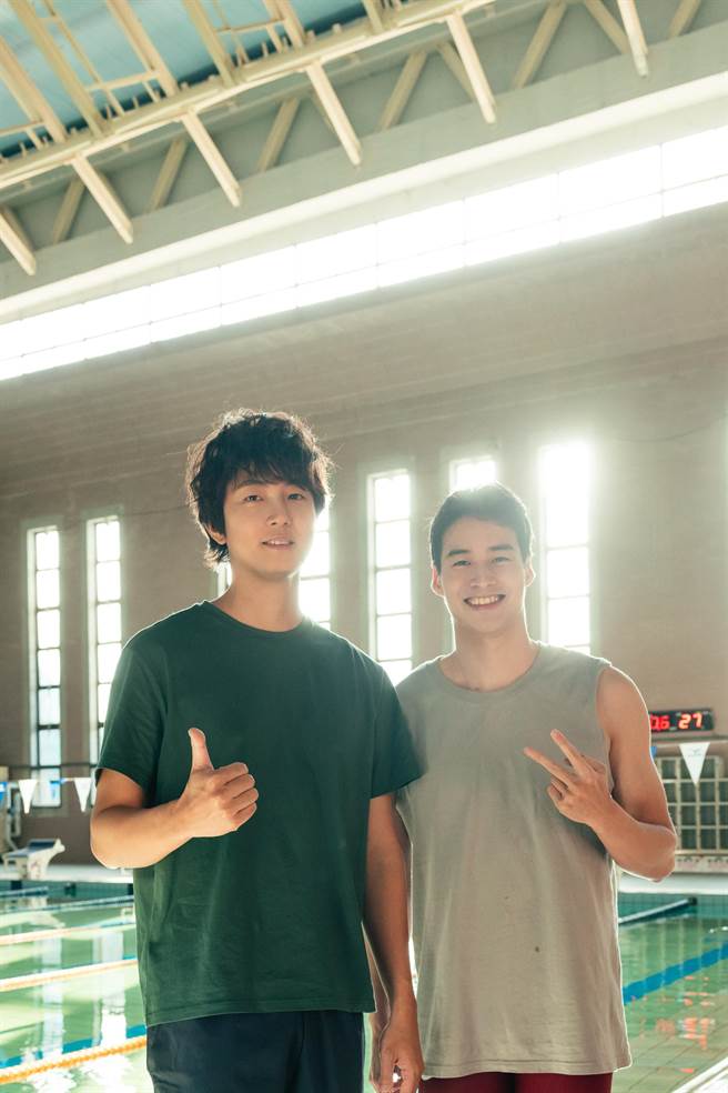 許書豪邀請林敬倫跨刀演出MV。（華納音樂提供）