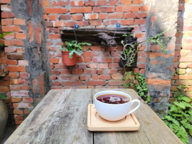 波波淺焙／120元。波波淺焙冰熱飲風味俱佳，透過特別處理法，喝冰的也可品出花香、檸檬、白糖尾韻，清新酸甜。（圖／行遍天下提供）