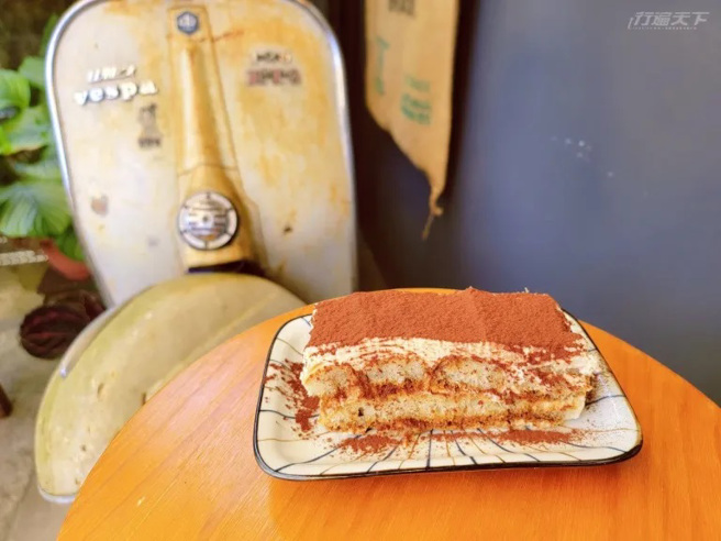 提拉米蘇／120元。採義式作法的提拉米蘇以波波調製咖啡酒加上馬斯卡彭起司，香甜滑順帶有微苦的大人味，好吃！（圖／行遍天下提供）