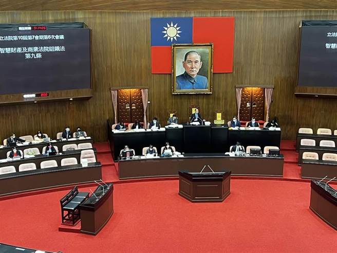 立法院11日三读通过《行政院组织法》第3条部分修正草案，本次将现行规定的环境资源部调整为「环境部」、经济及能源部、交通及建设部维持目前机关名称，定名为「经济部」、「交通部」。（游念育摄）