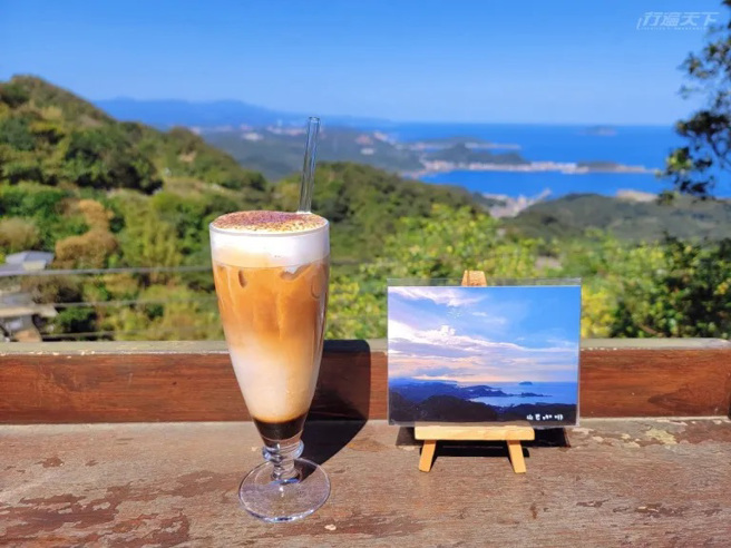 黑糖拿鐵 / 250元。除了美味手沖精品咖啡，人氣黑糖拿鐵將黑糖香、牛奶的滑順融合得絲絲入扣，香甜不膩。（圖／行遍天下提供）