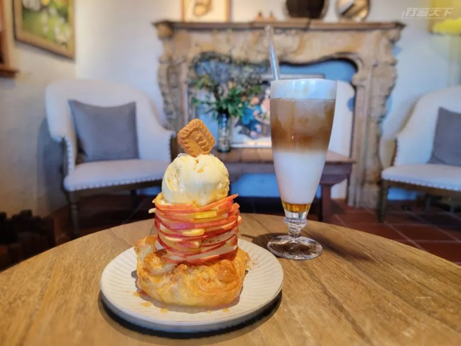 酥皮蘋果派佐香草冰淇淋 / 甜點套餐350元。隱藏菜單，酥皮是山，往上堆疊蘋果薄片是房，像九份層層房屋，一點一點的累積人文氣息。（圖／行遍天下提供）