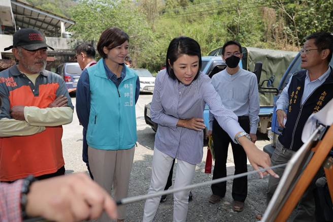 南投县长许淑华会勘仁爱乡多处道路，发现有的年久失修、路幅太窄、甚至路基掏空，决定斥资700万元修缮。（南投县政府提供／杨静茹南投传真）