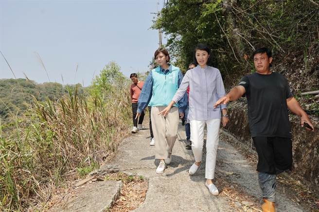 南投县长许淑华在居民带领下会勘仁爱乡农路，倾听民眾的需求。（南投县政府提供／杨静茹南投传真）