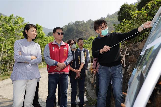 许淑华与仁爱乡长江子信、南投县议员林婷立等人听取道路改善简报。（南投县政府提供／杨静茹南投传真）