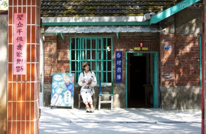 斑駁樹影搭配舊房舍格外詩情畫意。（圖／行遍天下提供）