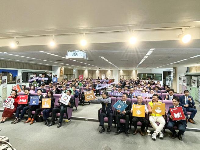 遠雄文教基金會執行長與青商會總會長、各分會會長同框。（圖／業者提供）