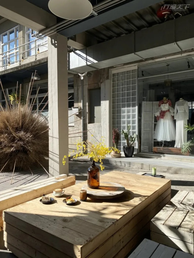在Cuppa FS Café点一杯咖啡与甜品，坐在一楼中庭看光影变化最享受。（图／行遍天下提供）