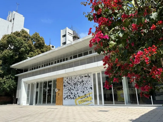 为维护臺湾府儒考棚这座歷史建物，特别以现代感的白色建材包覆外观。（图／行遍天下提供）