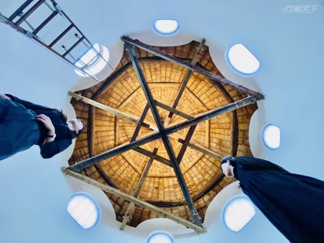 臺中市役所三楼拥有木造卡榫穹顶和良好的音场。（图／行遍天下提供）