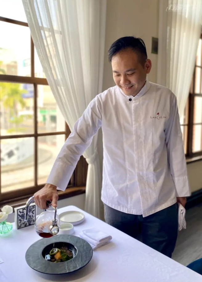 拥有北义料理经验的主厨林耀辉，是「Narratore说故事的人」灵魂人物，这道「蟹肉麵饺 黑松露澄清鸭汤 鲜虾真丈」精致美味。（图／行遍天下提供）