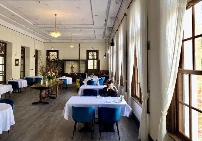 拱形窗户与门廊，内敛的蓝白配色，呈现优雅的欧风情调。（图／行遍天下提供）