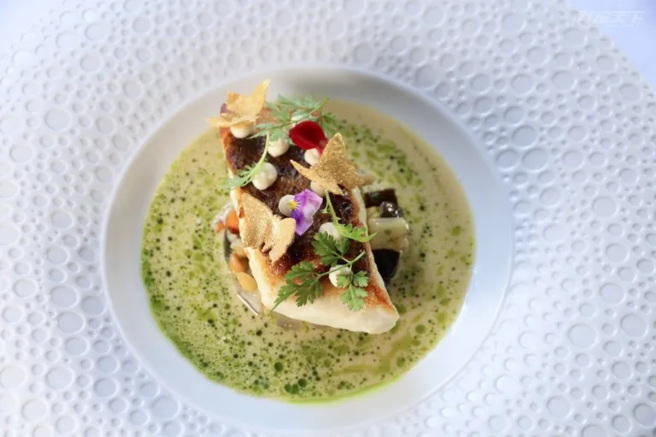 「市场鲜鱼」由林耀辉亲自到台中的哈渔码头挑选渔获，摆盘结合台湾蝴蝶意象。（图／行遍天下提供）