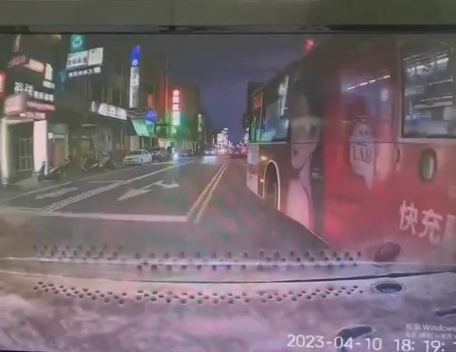台中客运公车10日晚间18时19分行经大里区中兴路二段与新生路口时，突然变换车道差点撞上行驶该公车左侧小客车，事后遭驾驶将行车记录器影片po网，警方通知公车司机到案说明。（民眾提供）