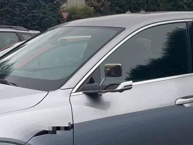 车主在后照镜位置再加装了一面野狼机车的后照镜。（翻摄自爆废公社脸书）