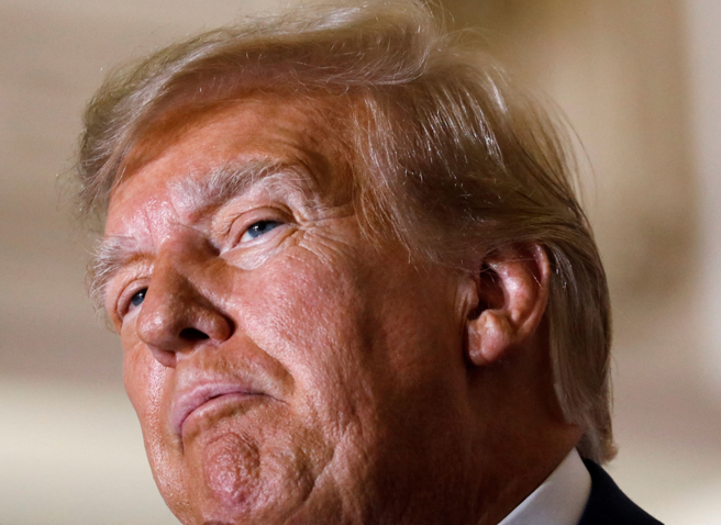 美国前总统川普4月4日在纽约出庭后，于佛州棕榈滩发表谈话时露出此神情。（路透）