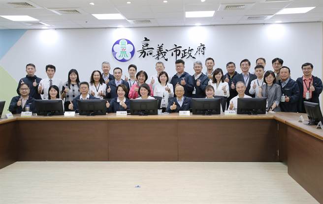 嘉义市副市长陈淑慧16日离职，今在市务会议上，市长黄敏惠、各局处首长与陈淑慧大合照。（嘉义市政府提供／吕妍庭嘉义传真）