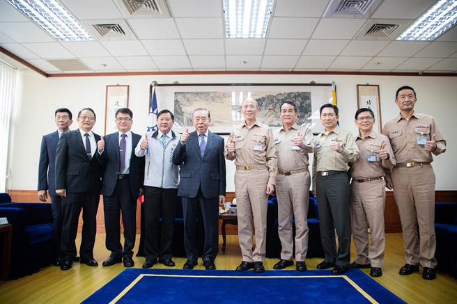 军友社荣誉理事长李栋梁上午前往慰勉海军司令部。（军闻社提供）