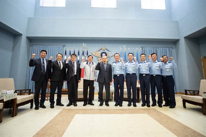 军友社荣誉理事长李栋梁上午前往慰勉空军司令部。（军闻社提供）