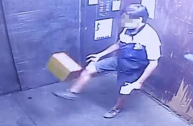 1名外送员进入货梯后，当门一关上，竟然就将手中的包裹当足球踢。（翻摄自脸书爆料公社二社）