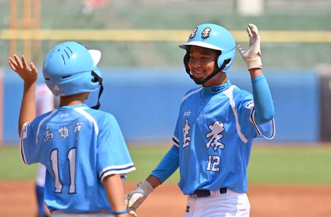 高雄市队在谢国城杯全国青少棒锦标赛败部连过三关，继续前进。（台湾世界少棒联盟提供）