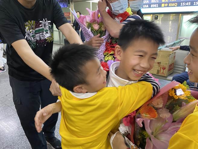 看到許久未見的「世界第一等」同學回家，俞景仁(右二)瞬間遭到同學熱情的熊抱。(于家麒攝)