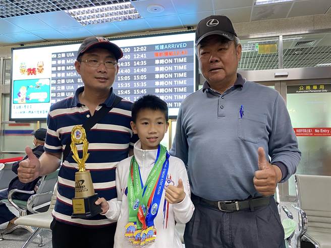 俞景仁的阿公(右)也開心的到機場迎接世界冠軍「金孫」回家。(于家麒攝)