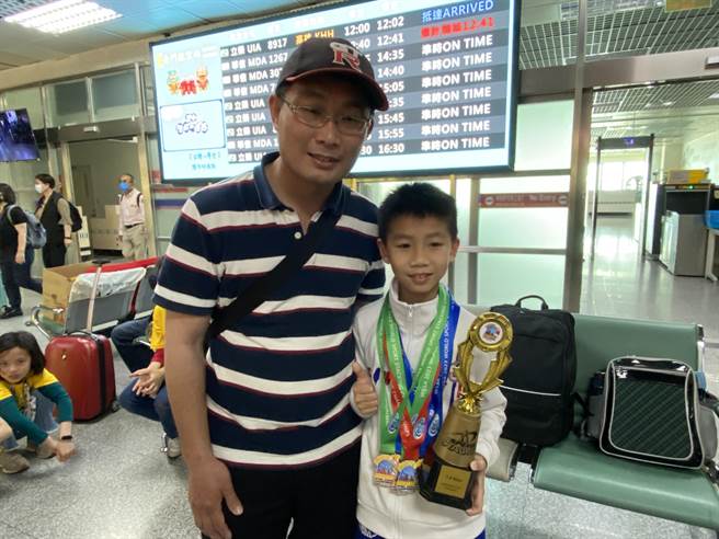 俞景仁的爸爸俞紹揚(左)表示，雖然金門疊杯運動資源匱乏，但只要孩子有興趣、肯拚肯努力，就會繼續支持他。(于家麒攝)