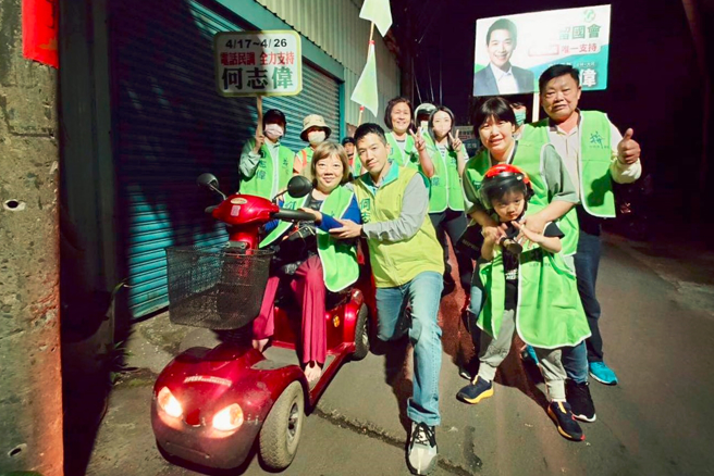 何志伟(中)力拚初选出线，不少支持者相挺扫街，连行动不方便的大姐也一起行动加油。（图／取自何志伟脸书）