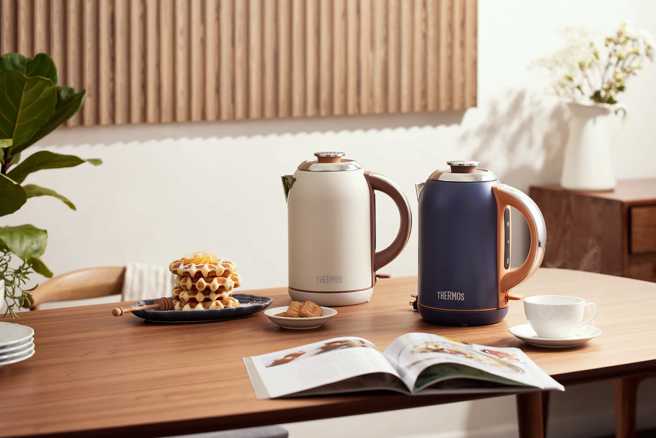 真空保温瓶领导品牌「膳魔师」首度进军不銹钢电热水壶，主打为消费者的生活「加温」。（业者提供）