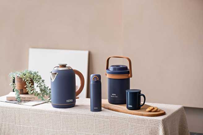 膳魔师全系列新品包括不銹钢电热水壶、焖烧罐、保温瓶、保温杯。（业者提供）