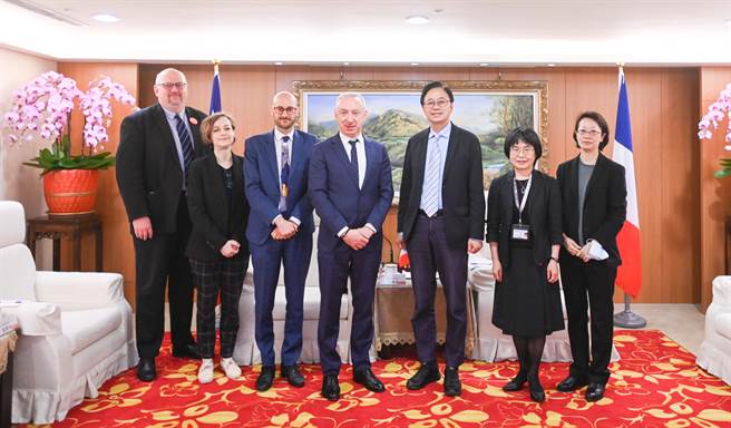 桃园市长张善政今与法国在台协会主任公孙孟交流。(市府提供／蔡依珍桃园传真)