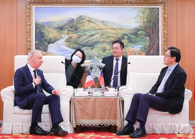 桃园市长张善政今与法国在台协会主任公孙孟交流。(市府提供／蔡依珍桃园传真)