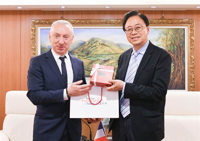 桃园市长张善政今与法国在台协会主任公孙孟交流。(市府提供／蔡依珍桃园传真)