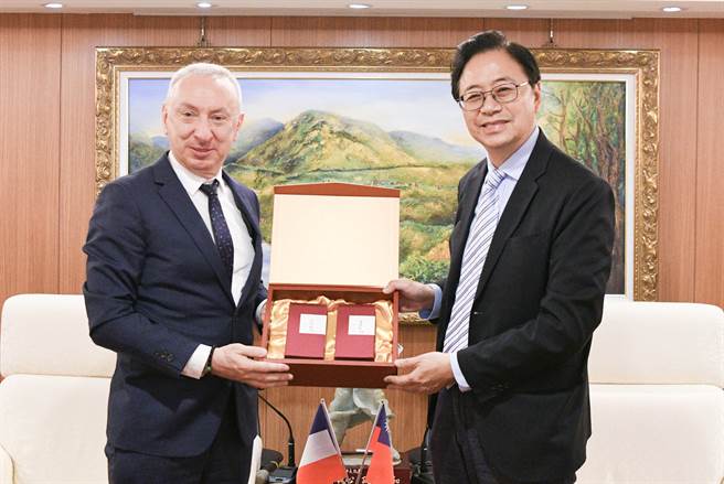 桃园市长张善政今与法国在台协会主任公孙孟交流。(市府提供／蔡依珍桃园传真)