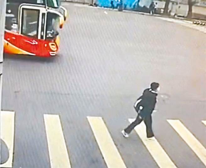 靜宜大學林姓女大生，3月29日早上8時40分穿黑色衣服，從台灣大道、英才路步行而過。（資料照片）