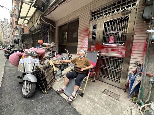 台中露宿家门前的陈姓阿嬷，为要回房子还曾跟媳、孙对簿公堂。（资料照片）