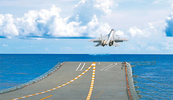 在24日上午中國大陸解放軍派出殲10、殲16等各型機19架次擾台，其中有8架次越過台海中線並抵近24浬線。圖為「山東艦」進行艦載機「殲-15」起降演練。（摘自中國軍網）