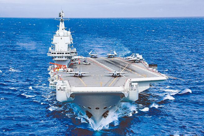 解放军连续3天在台湾周遭军演，其中，航母山东号在西太平洋展开舰机起降训练。（摘自南部战区微博）