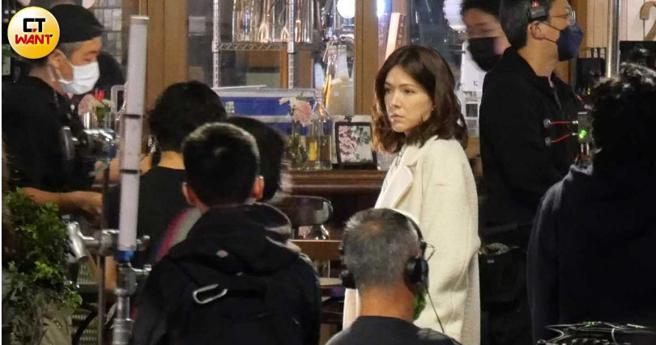 換了造型的許瑋甯補完妝在等待拍下一場戲。（圖／本刊攝影組）