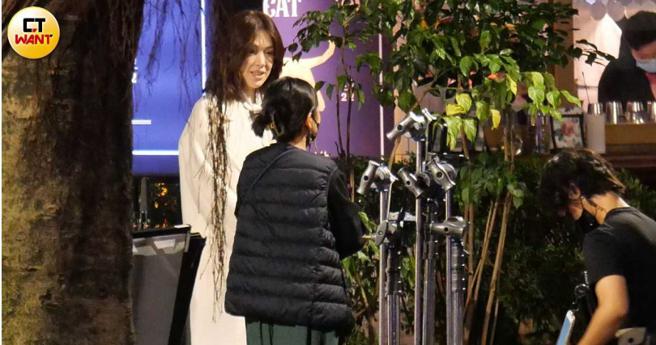 整晚神情嚴肅的許瑋甯，只有在與工作人員聊天時才難得露出笑容。（圖／本刊攝影組）