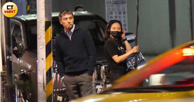 晚上劇組移動到台北市松山區拍攝，一身叔味的賀軍翔也在現場準備。（圖／本刊攝影組）