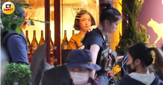 林依晨傍晚拍完收工，在現場用完餐才離開。（圖／本刊攝影組）