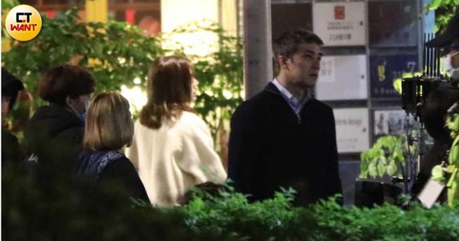 許瑋甯跟賀軍翔當天戲裡戲外都沒什麼互動，似乎是入戲頗深。（圖／本刊攝影組）