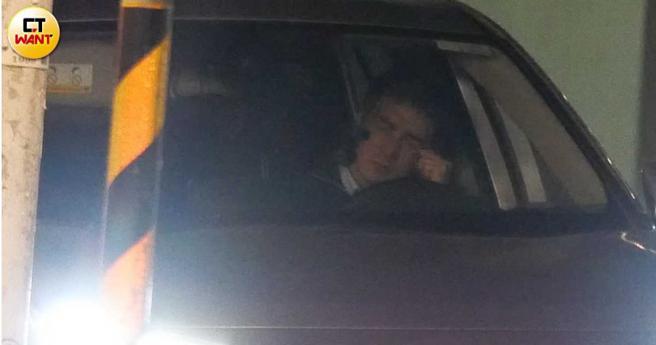 另一頭的賀軍翔也難掩疲憊揉了揉眼睛。（圖／本刊攝影組）